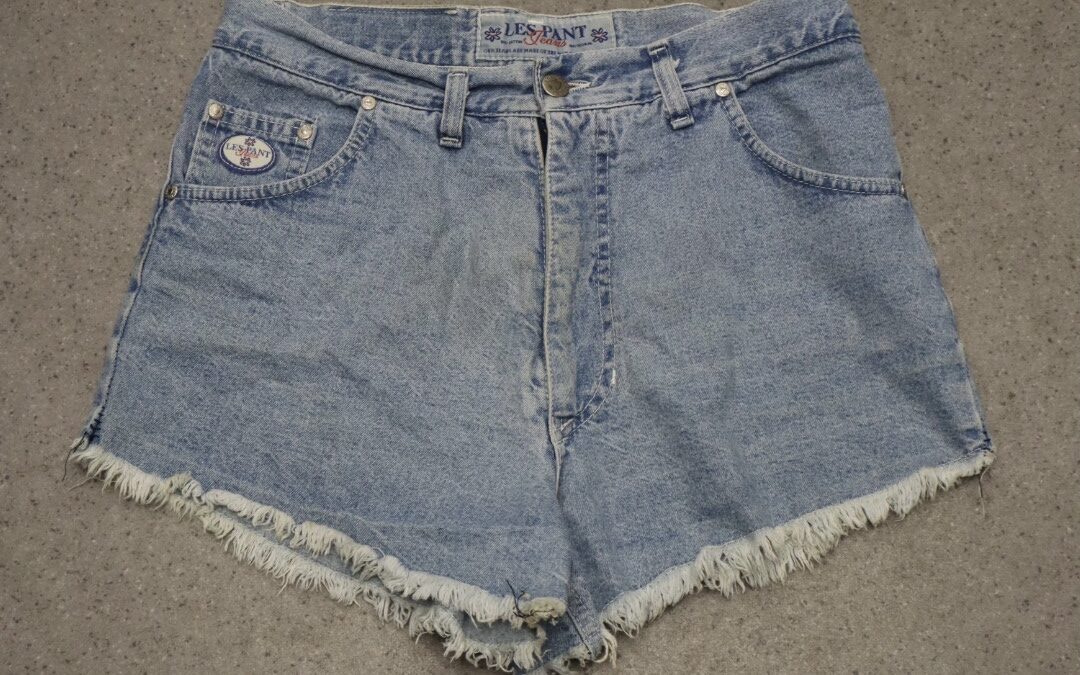 VINTAGE blue denim Shorts (uk10)