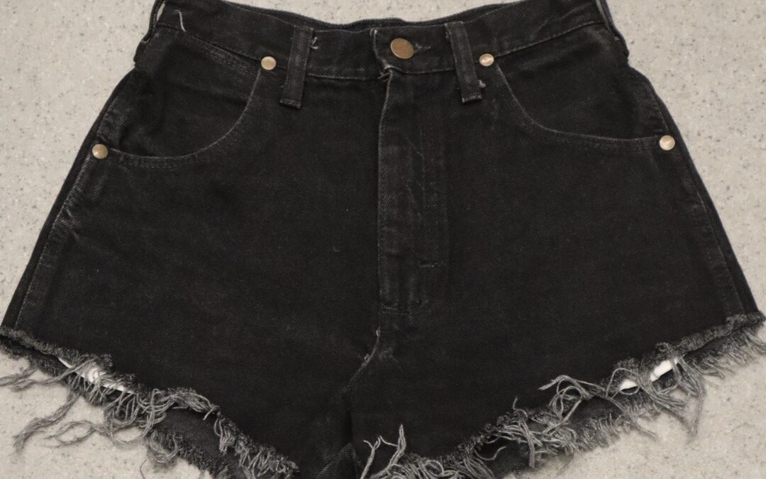 VINTAGE wrangler denim short Shorts (uk6)